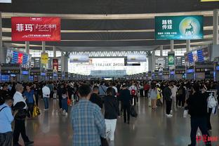 这氛围感！大批中国球迷在机场高呼C罗名字！